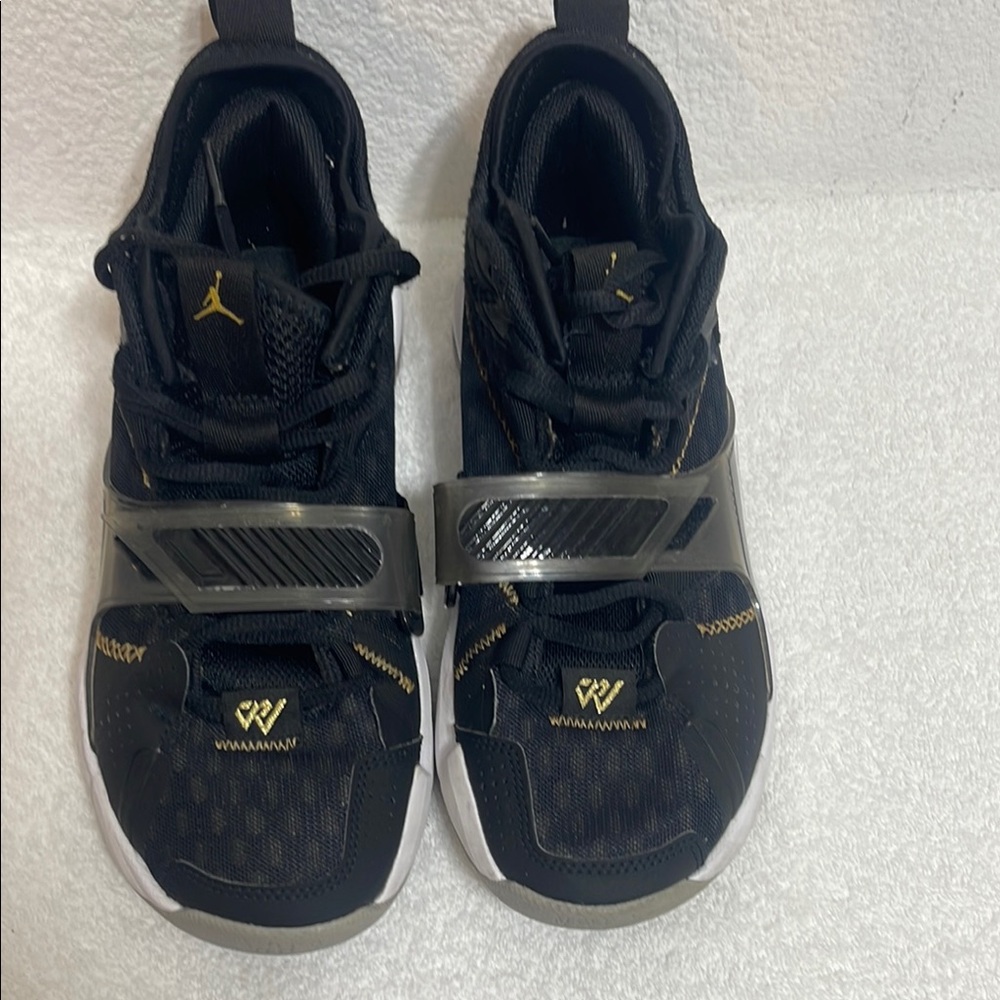 Jordan size 6.5Y  Kids Black and Gold Basketball Shoes